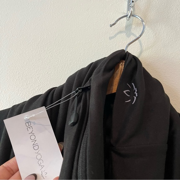 NWT Beyond Yoga Pocket Infinity Scarf Black - Picture 4 of 8